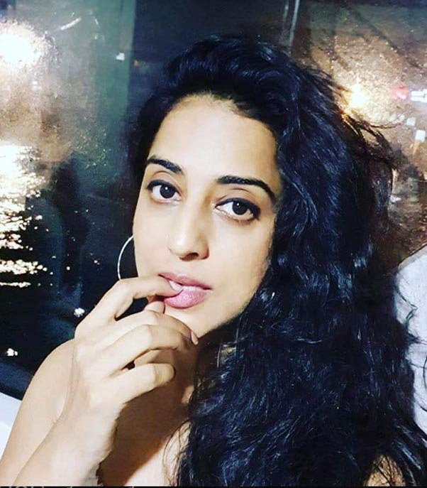 Mahie Gill Bio Height Husband Name Movies Age And Image Info Knocks