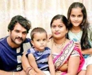 Khesari-Lal-Yadav-with-Family