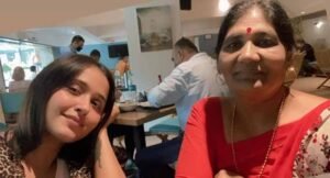 kajal raghwani with mother