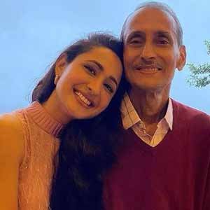 Pragya-Jaiswal-with-father